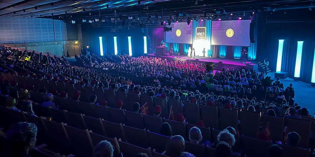 K-delen - stora möten från 300 personer 3 En fullsatt sal med publik som tittar på en upplyst scen i Victoriahallen under ett evenemang.