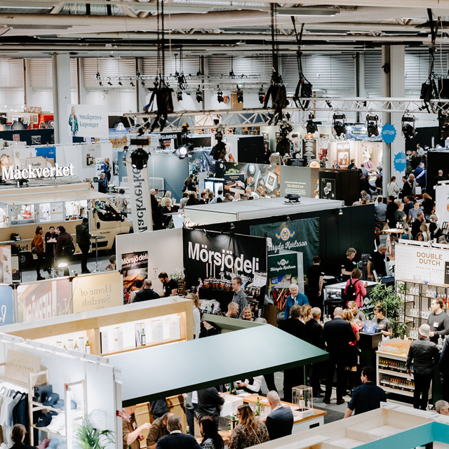 eventservice-stockholmsmässan-640x640px vi erbjuder eventservice för dig som utställare. På bild syns utställare som får får hjälp i business center på Stockholsmässan.