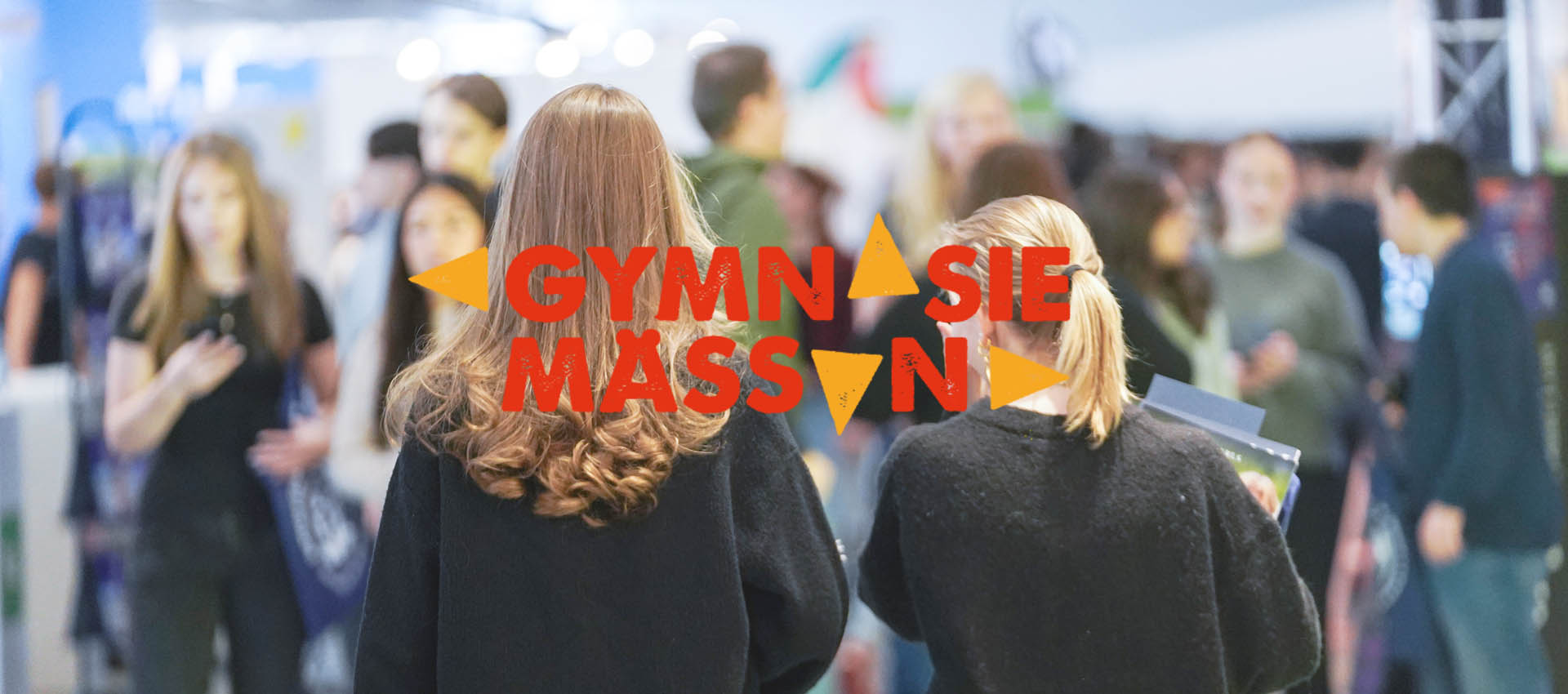 Gymnasiemässan 6 Två ungdomar på Gymnasiemässan, omgivna av besökare och utställare.