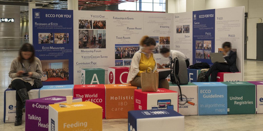 Products and services 10 människor i rörelse som sitter vid en hub och jobbar vid sina datorer under kongressen ECCO