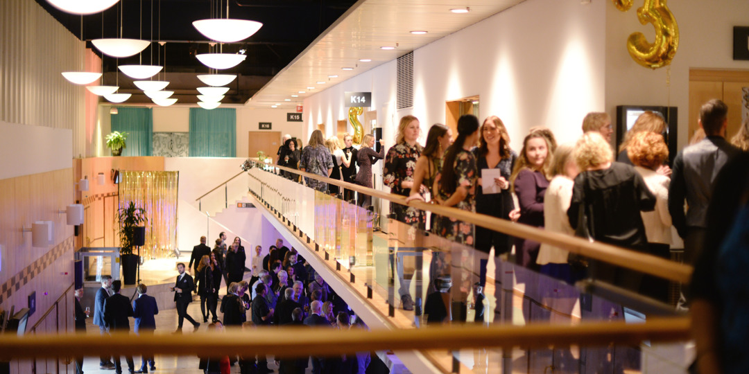 K-foyer-stockholmsmässan-lokal- k-foajen på stockholmsmässan med människor som minglar och pratar med varandra