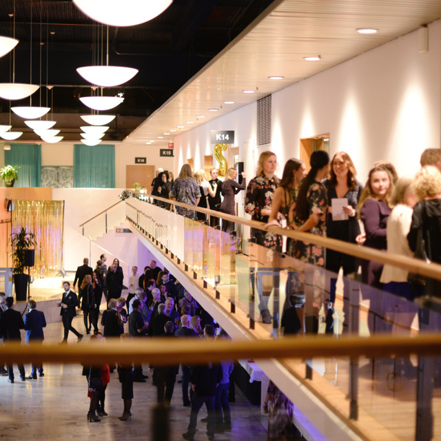 K foyer-stockholmsmässan-lokal-640x640px k-foajen på stockholmsmässan med människor som minglar och pratar med varandra