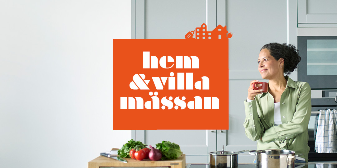 Our fairs 8 A woman stands in a modern kitchen drinking from a cup. In front of her, there is a kitchen island with vegetables and pots. An orange sign with the text "hem & villa mässan 10-12 OKTOBER" is placed over the image.