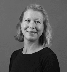 Emma Mancilla 3 Svartvitt porträtt av en kvinna med axellångt, ljust hår och en svart rundhalsad tröja.