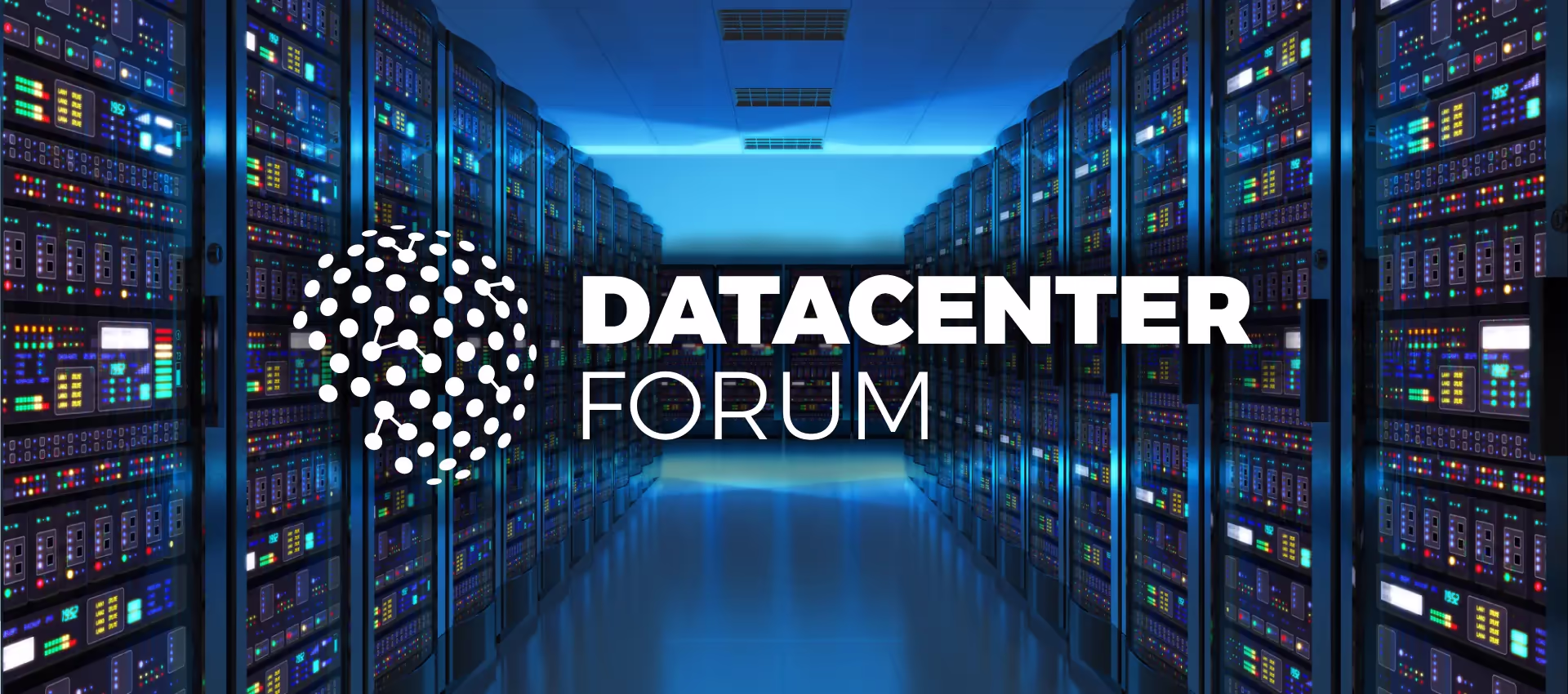 En bild av en datacenterhall med rader av serverrack fyllda med blinkande lampor och utrustning. Texten "DATACENTER FORUM" är placerad i mitten av bilden.