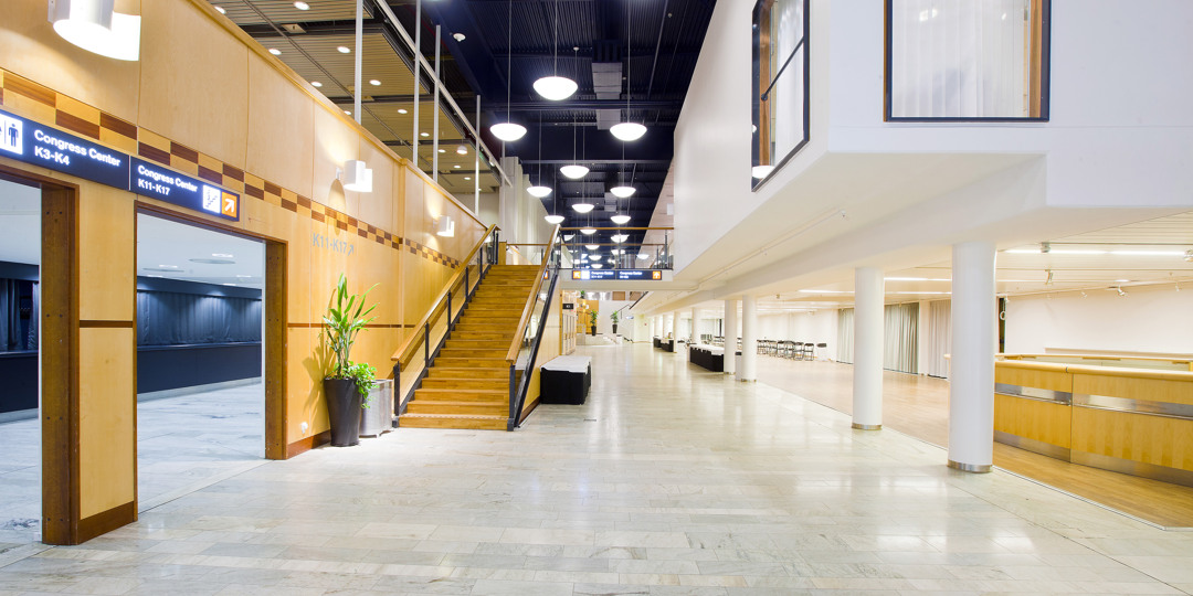 K-foyer-K1-01.jpg Ljus och rymlig entré till Stockholmsmässans K1-foajé med trappa och skyltning.