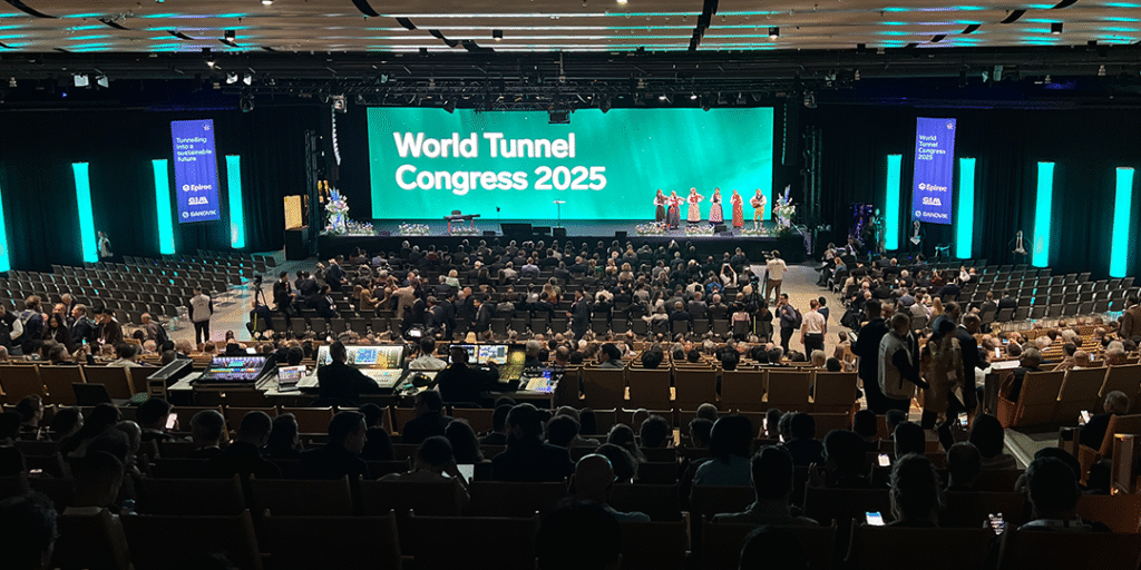 Publik samlad framför scen vid invigning av World Tunnel Congress 2025.