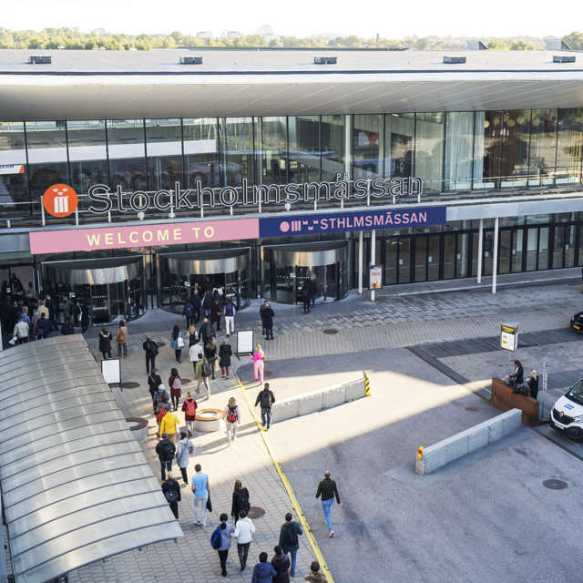 Huvudentre_EASD-arrival_nylogga24.jpg Huvudentrén till Stockholmsmässan under pågående event med människor i rörelse fram ingången.