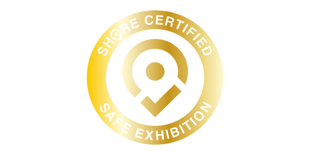Shore Certified märke_Safe Exhibition_GULD-stockholmsmässan-1080x540px Emblem med shore-certifiering som visar att Stockholmsmässans verksamhet följer höga internationella säkerhetsstandarder.
