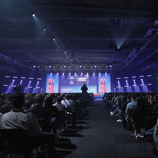 Utställningsportal med bild av tre tunnelarbetare upplysta bakifrån, stående i en tunnel.