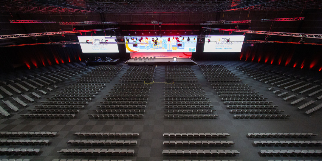 Sal A1 med scen och skärmar inför ett internationellt event på Stockholmsmässan.