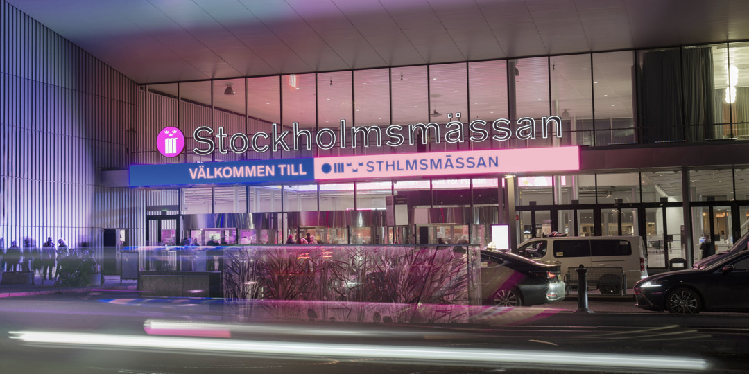 Stockholmsmässans byggnad lyser upp under kvällstid. 