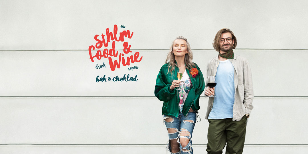 Fyra personer står framför en vägg och håller i drycker. Texten ovan dem säger "KOM HIT OCH ÄT! (drick & umgås) 7/8/9 nov". Till höger står det "Sthlm food & wine bak & choklad