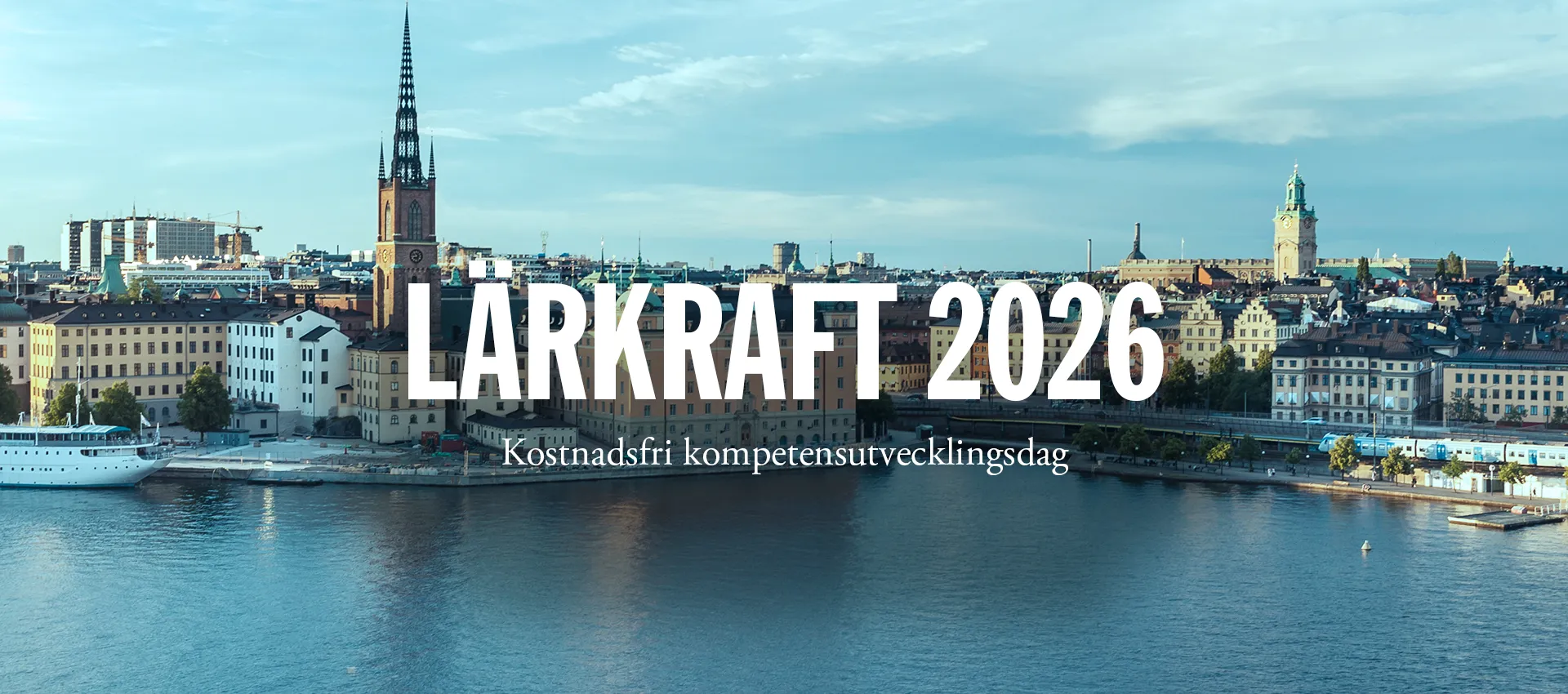 En vy över centrala Stockholm med vattnet i förgrunden och siluetten av Riddarholmskyrkan, med texten ”Lärkraft 2026 – Kostnadsfri kompetensutvecklingsdag” placerad över bilden.