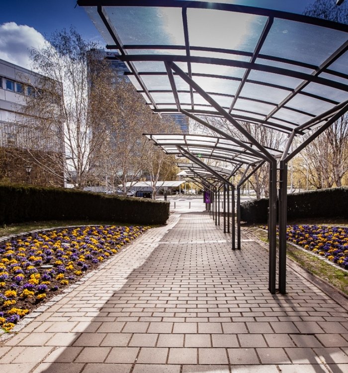 Nordens främsta mötesplats | Stockholmsmässan 12 besökare som går ner mot Stockholmsmässan längs med pendeltågsbacken