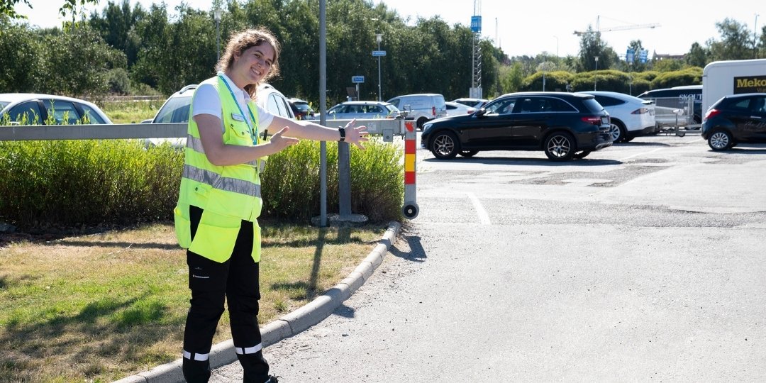Nordens främsta mötesplats | Stockholmsmässan 11 person som bär gul väst och hänvisar till parkeringen