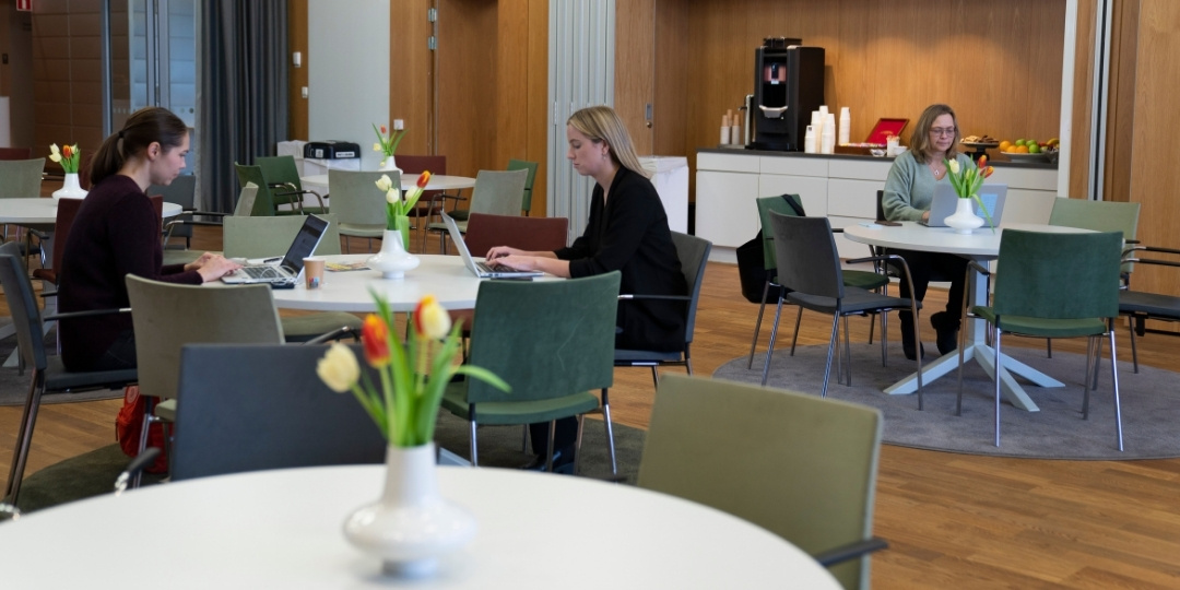 På bild syns pressrummet på Stockholmsmässan med utsikt ner mot entréhallen under ett pågående event med människor.