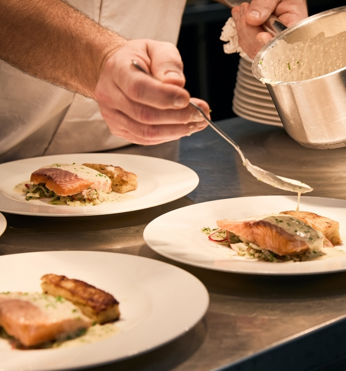 Nordens främsta mötesplats | Stockholmsmässan 13 Tre skålar med upplagd mat på en bardisk i restaurangmiljö.