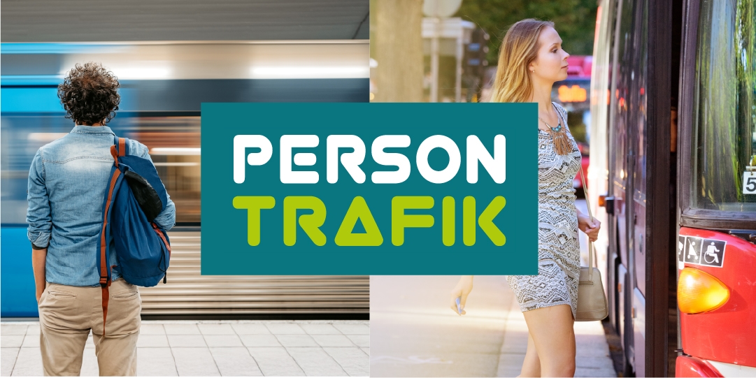 två personer som står och väntar på en perrong med logon Persontrafik