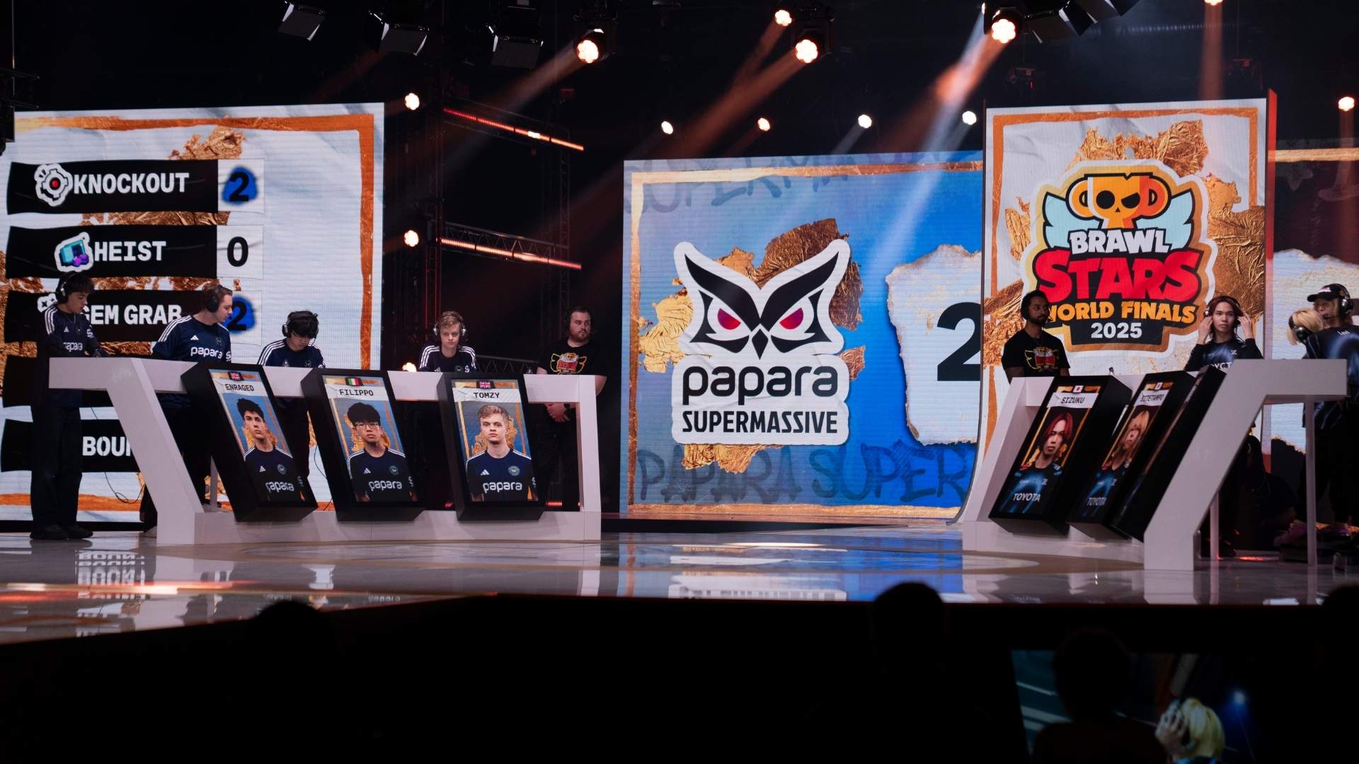 Besökare i eventhall med stora skärmar under en tävling på dreamhack i stockholm.