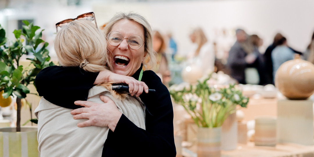 Formex_2025_Fotograf_Angelica_Liljenroth-303.jpg Två kvinnor som kramar varandra.
