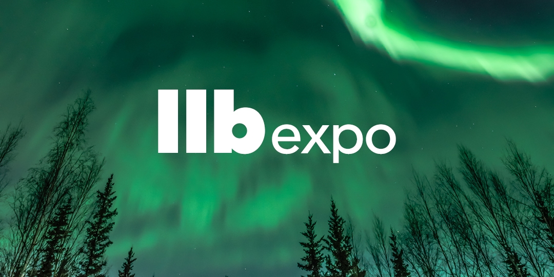 på bild syns ett grönt norrsken med en vit logo som med texten llb expo - Mässan för upplevelseteknik