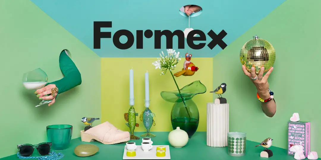 En färgglad och reflekterande bild med texten "Formex" i mitten. Bilden visar olika dekorativa föremål som blommor, band och vaser i rosa, orange och gula nyanser