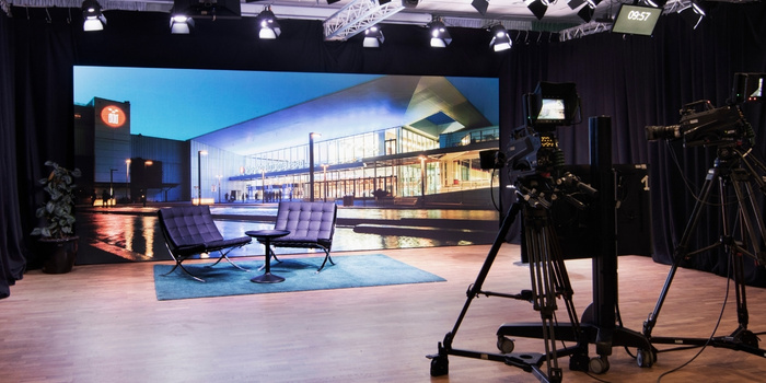 Press 2 scen på sthlm food and wine med två kockar som lagar mat live framför en stor publik